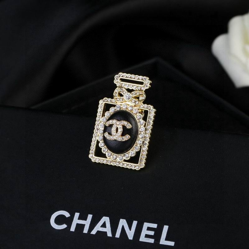 Chanel Brooch 04yxs70